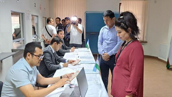 Голосование на президентских выборах в Генеральном консульстве Узбекистана в Санкт-Петербурге - Sputnik Узбекистан