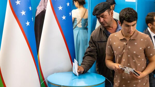 Досрочное голосование на выборах президента Узбекистана в посольстве Узбекистана в Москве. - Sputnik Ўзбекистон