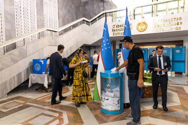 Досрочное голосование на выборах президента Узбекистана в посольстве Узбекистана в Москве. - Sputnik Узбекистан