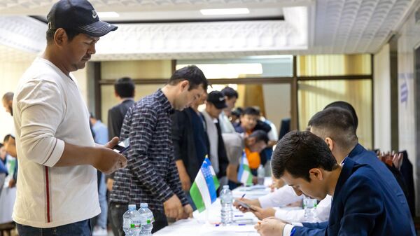 Голосование на выборах президента Узбекистана  - Sputnik Узбекистан