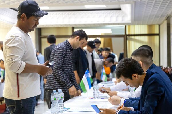Досрочное голосование на выборах президента Узбекистана в посольстве Узбекистана в Москве.  - Sputnik Узбекистан