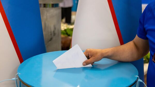 Досрочное голосование на выборах президента Узбекистана в посольстве Узбекистана в Москве. - Sputnik Узбекистан
