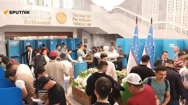 Как узбекистанцы голосуют в Москве — видео. - Sputnik Узбекистан