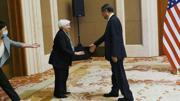 Министр финансов США Джанет Йеллен и вице-премьер Китая Хэ Лифэну во время их встречи в Пекине - Sputnik Ўзбекистон