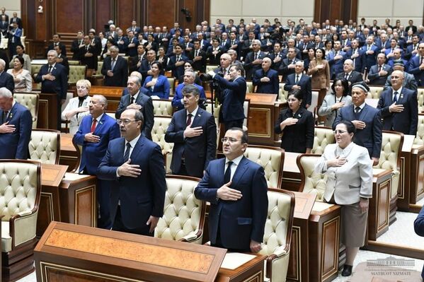 Члены парламента слушают гимн во время церемонии инаугурации вновь избранного президента. - Sputnik Узбекистан