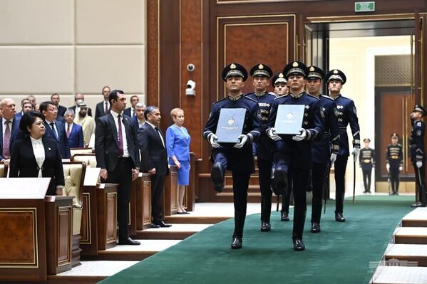 Военнослужащие Национальной гвардии внесли в зал заседания удостоверение президента, а также символы государственной власти — флаг и знак президента. - Sputnik Узбекистан
