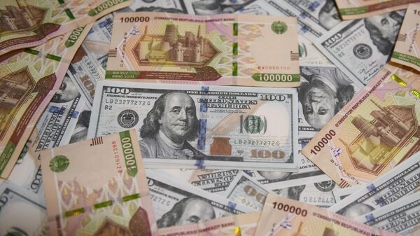 Сумовые и долларовые купюры. Иллюстративное фото  - Sputnik Узбекистан