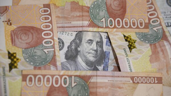 Сумовые и долларовые купюры. Иллюстративное фото - Sputnik Узбекистан