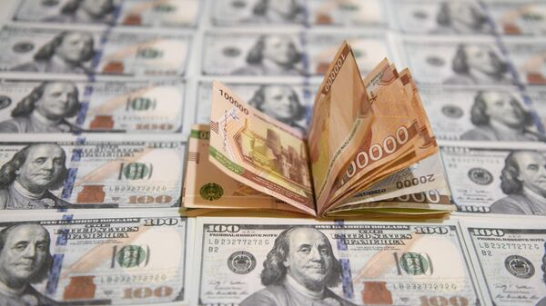 Сумовые и долларовые купюры. Иллюстративное фото - Sputnik Узбекистан