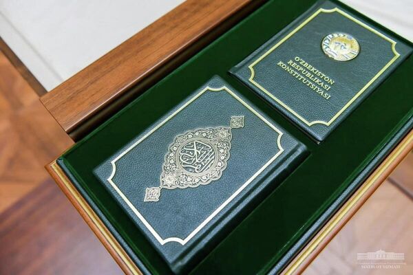 Положив руку одновременно на Конституцию страны и Коран, вновь избранный президент произнес текст присяги. - Sputnik Узбекистан