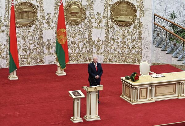 Belarus prezidenti Aleksandr Lukashenko Minskdagi inauguratsiya marosimida. Marosim oldindan e’lon qilinmagan, faqat yuqori amaldorlar va parlament a’zolari ishtirok etgan. 2020-yil. - Sputnik O‘zbekiston