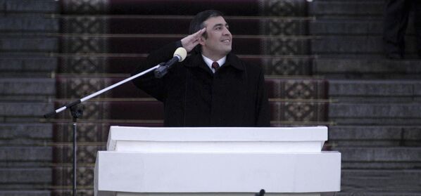 Gruziya prezidenti Mixail Saakashvili Tbilisidagi inauguratsiya marosimida. 2004-yilda bo‘lib o‘tgan lavozimga kirishish marosimi ikki kun davom etgan.  - Sputnik O‘zbekiston