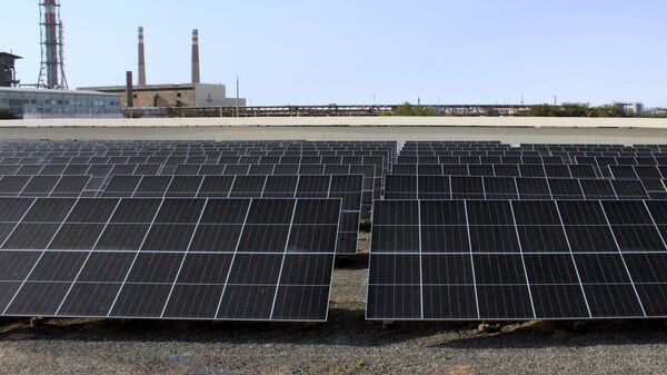 Солнечные панели на Мубарекской тепловой электроцентрали. Иллюстративное фото - Sputnik Узбекистан