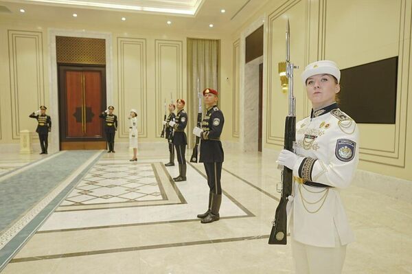 В составе почётного караула Национальной гвардии Узбекистана появились женщины - Sputnik Ўзбекистон
