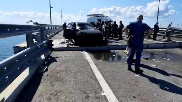 Sbor oblomkov i osmotr mesta ChP: rabota sledovateley na Krimskom mostu - Sputnik O‘zbekiston