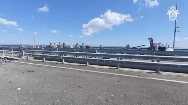 Следователи СК России на месте происшествия на Крымском мосту. Кадр видео - Sputnik Узбекистан