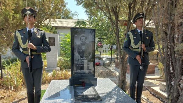 На военном кладбище в Самарканде открыли новый памятник воину-интернационалисту Олегу Шарикову - Sputnik Узбекистан