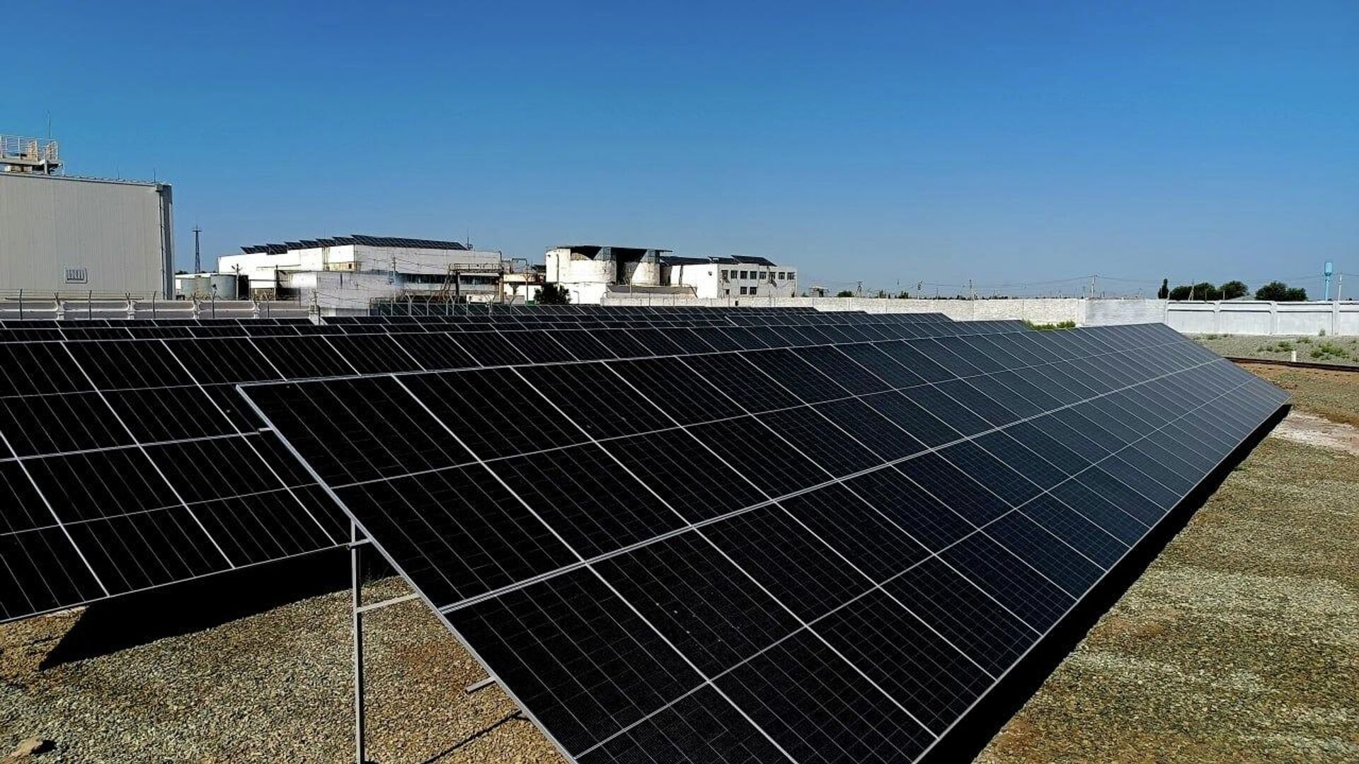 В Каракалпакстане на Тахиаташской ТЭС построили солнечную фотоэлеткростанцию  - Sputnik Узбекистан, 1920, 19.07.2023