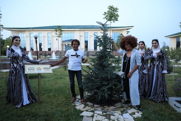 Мировые звезды - Boney M, Ottawan, Dr Alban сажают деревья в Ханабаде  - Sputnik Ўзбекистон