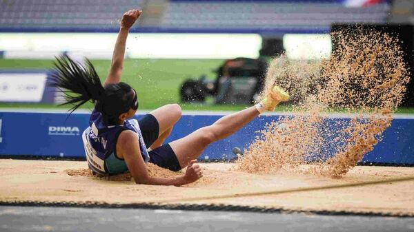 Асила Мирзаёрова из Узбекистана установила новый рекорд чемпионата на пути к золоту в прыжках в длину среди женщин. - Sputnik Узбекистан