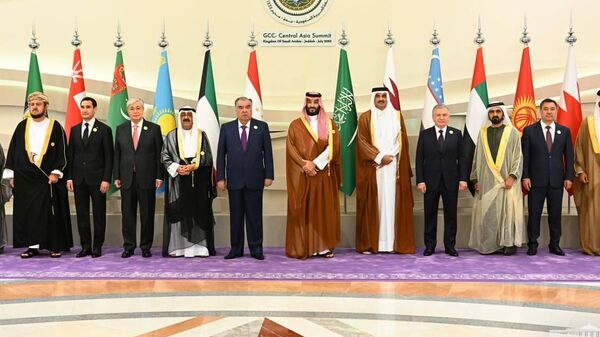 Шавкат Мирзиёев принял участие в первом саммите лидеров стран ЦА и Совета сотрудничества арабских государств Залива - Sputnik Узбекистан