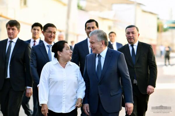 Президент Шавкат Мирзиёев посетил махаллу Хастимом Алмазарского района города Ташкента - Sputnik Ўзбекистон