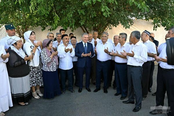 Президент Шавкат Мирзиёев посетил махаллу Хастимом Алмазарского района города Ташкента - Sputnik Ўзбекистон