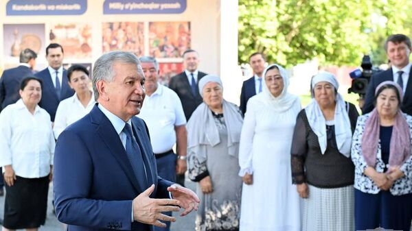 Президент Шавкат Мирзиёев посетил махаллу Хастимом Алмазарского района города Ташкента - Sputnik Узбекистан