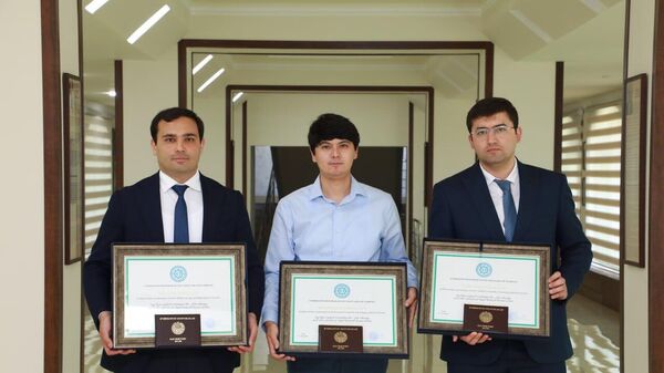 Министр здравоохранения Амрилло Иноятов наградил молодых ученых, защитивших докторские диссертации до 30 лет - Sputnik Узбекистан