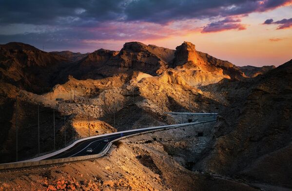 Abu-Dabidagi Jebel Xafit tog‘iga ko‘tarilish yo‘li  - Sputnik O‘zbekiston