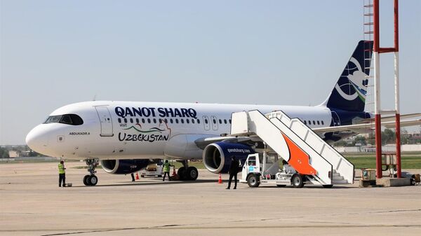 Самолёт авиакомпании Qanot Sharq.  - Sputnik Узбекистан