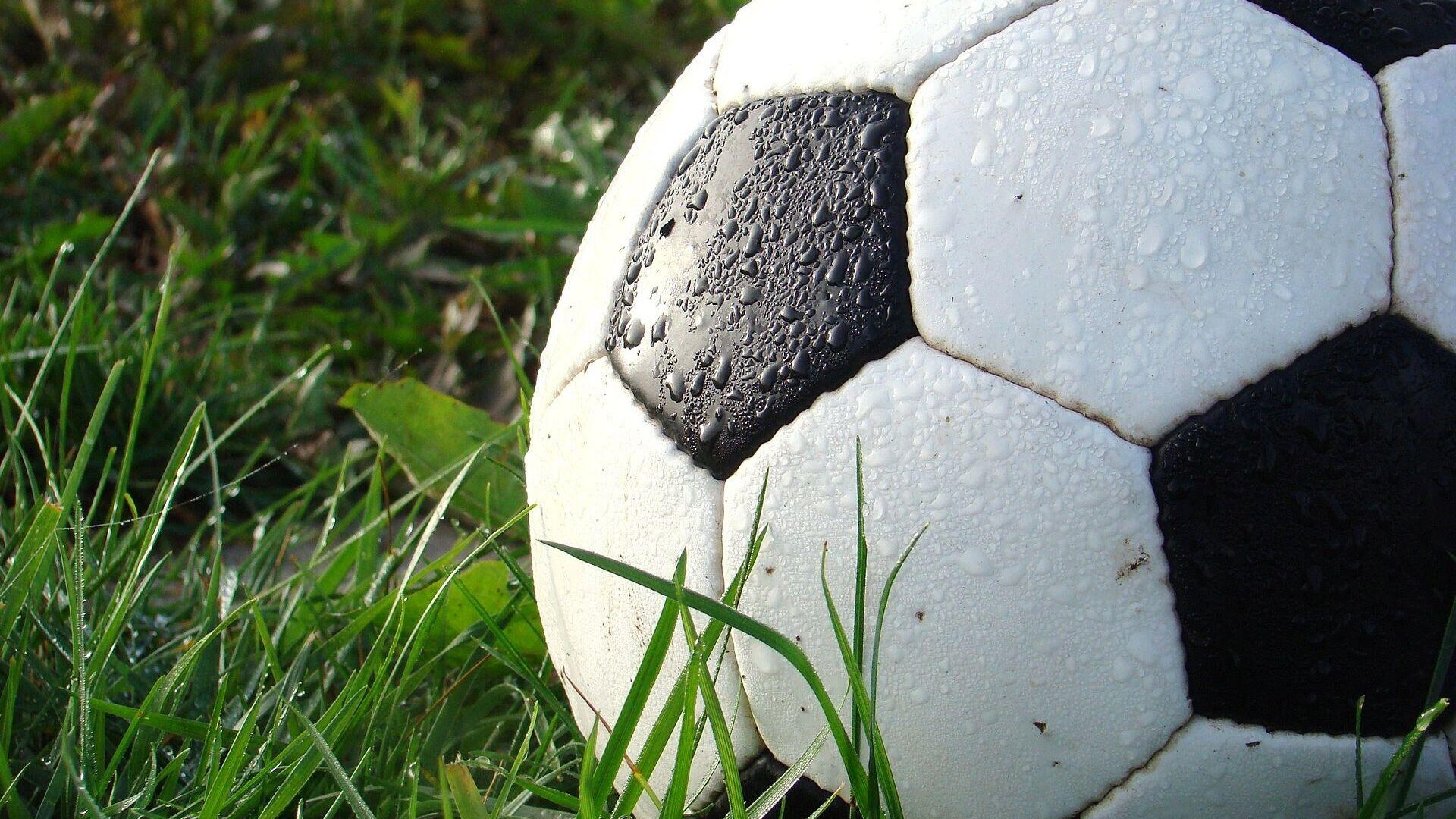Футбольный мяч на зеленой траве. - Sputnik Узбекистан, 1920, 10.08.2023