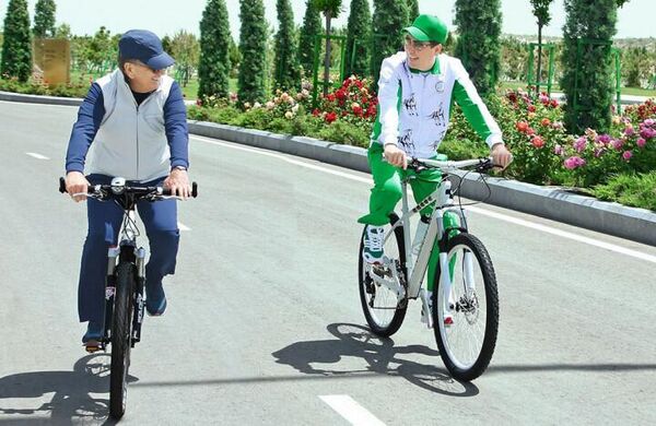 Шавкат Мирзиёев и Гурбангулы Бердымухамедов на велосипедах во время неофициальной части визита в Туркменистан 20 мая 2017 года. - Sputnik Узбекистан