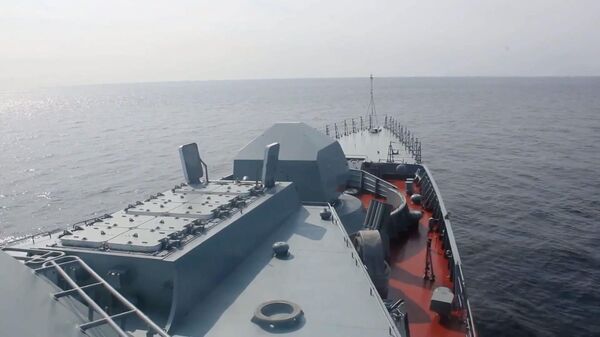 Китайские и российские военные корабли отражают атаку условного противника во время учений - Sputnik Ўзбекистон