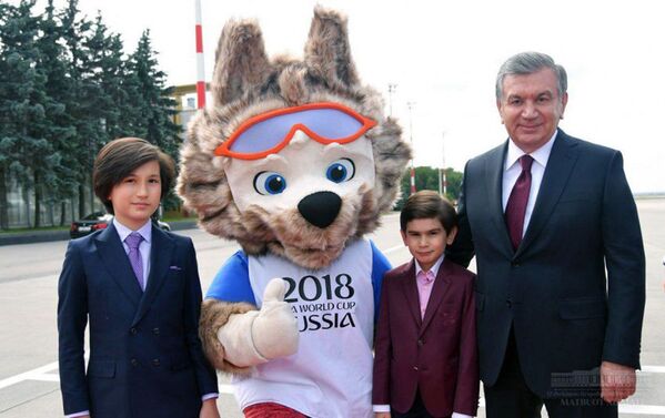 Shavkat Mirziyoyev o‘g‘li va nabirasi bilan birga 2018-yilda Rossiyada bo‘lib o‘tgan futbol bo‘yicha jahon chempionati ramzi &quot;Zabivaka&quot; bilan tushgan surati - Sputnik O‘zbekiston