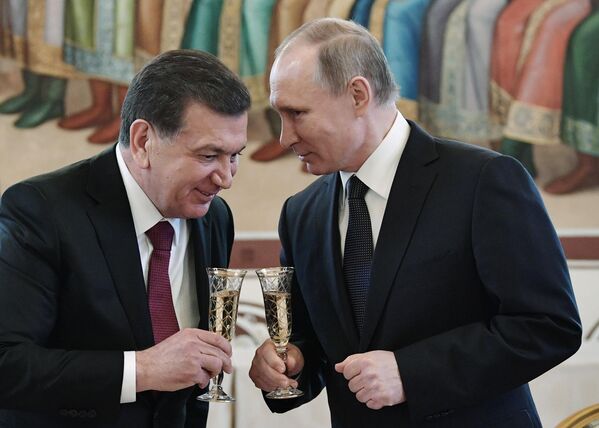 Shavkat Mirziyoyev va Vladimir Putin Kremldagi tantanali qabulda, 2017-yil 5-aprel - Sputnik O‘zbekiston