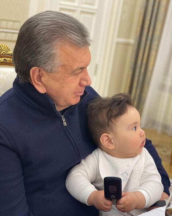 Shavkat Mirziyoyev nabirasi bilan  - Sputnik O‘zbekiston