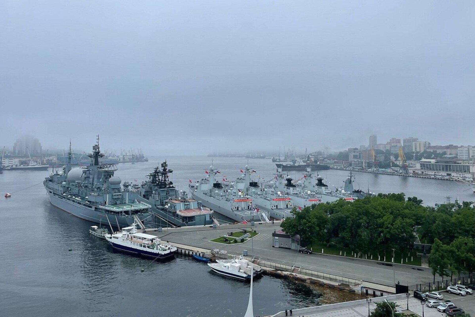 Отряд боевых кораблей Военно-морских сил Китая прибыл с деловым заходом во Владивосток - Sputnik Ўзбекистон, 1920, 24.07.2023