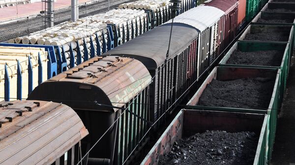 Товарные поезда с углем. Иллюстративное фото - Sputnik Узбекистан