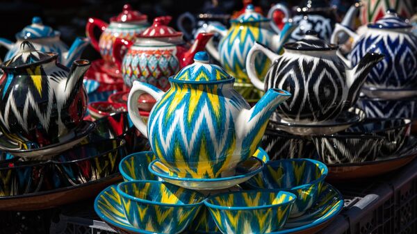 Чайник и пиалы разрисованные в национальном стиле - Sputnik Узбекистан