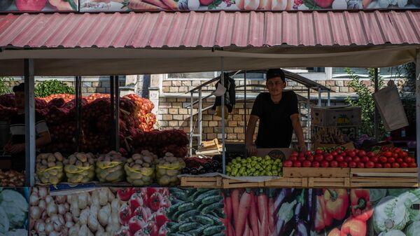 Продавец овощей на базаре Чорсу - Sputnik Узбекистан