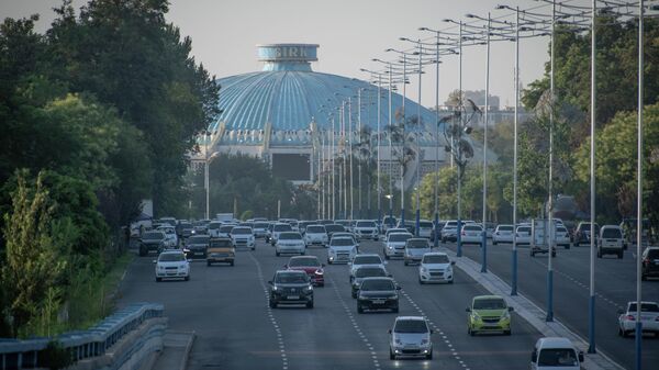Автомобильное движение на одной из центральных улиц Ташкента. На втором плане: Ташкентский цирк - Sputnik Узбекистан