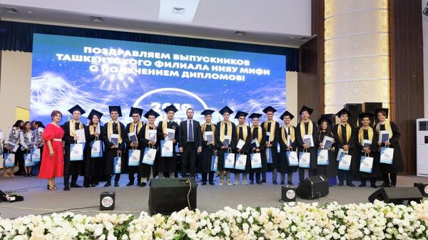 В Ташкентском филиале НИЯУ МИФИ состоялся  первый выпуск бакалавров. - Sputnik Узбекистан