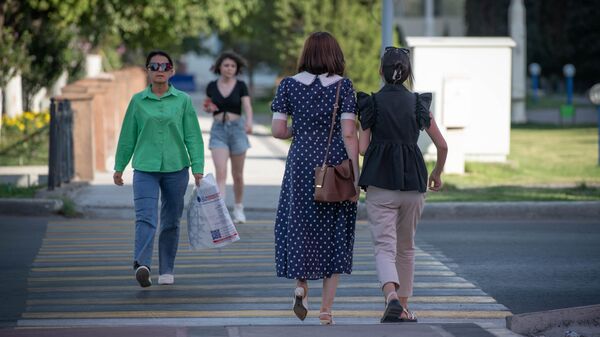 Девушки проходят дорогу по пешеходному переходу - Sputnik Узбекистан