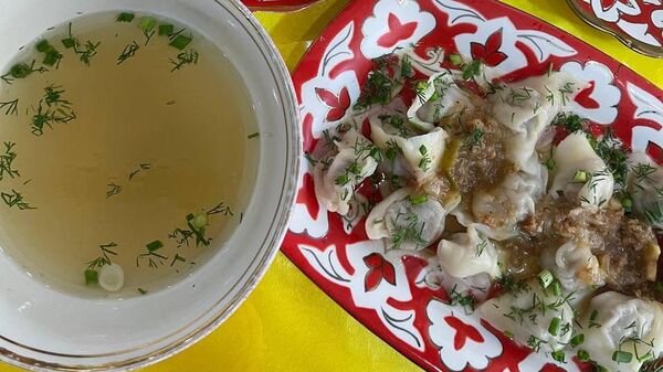 Чучвара́ — блюдо среднеазиатской и кавказской кухонь в виде супа с отварными изделиями из пресного теста с начинкой из мяса. Аналог блюда в русской кухне — пельмени. - Sputnik Узбекистан