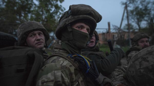 Украинские солдаты в Донецкой области. Архивное фото - Sputnik Ўзбекистон