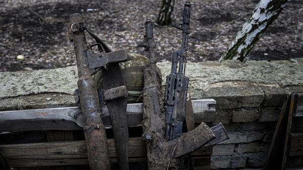 Orujie soldat VSU na ulitse v gorode Chasov Yar. Arxivnoe foto - Sputnik O‘zbekiston