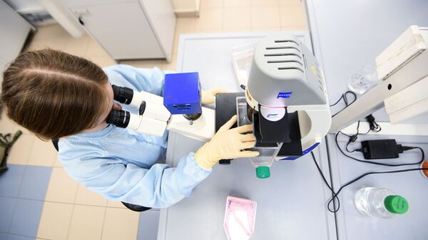 Сотрудница научно-исследовательской лаборатории проводит исследование - Sputnik Узбекистан