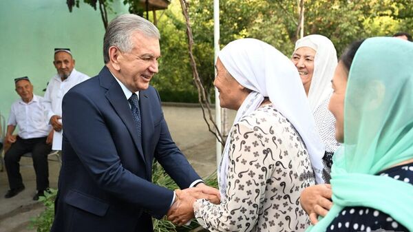 Шавкат Мирзиёев посетил махаллю Хитой Багдадского района Ферганской области. - Sputnik Узбекистан