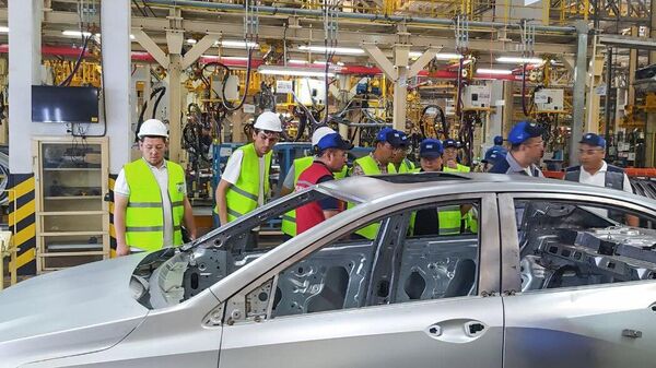 Прдставители компании BYD посетили завод UzAuto Motors - Sputnik Ўзбекистон